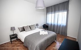 Downtown 3 Bedroom With Balcony - Quiet Street - Family Friendly - Groups